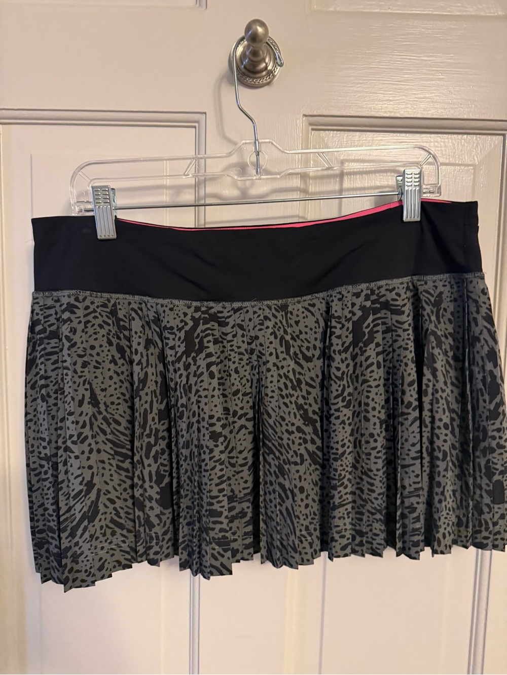 Lululemon grey and black pleated tennis/active skirt. Size 10. Excellent cond